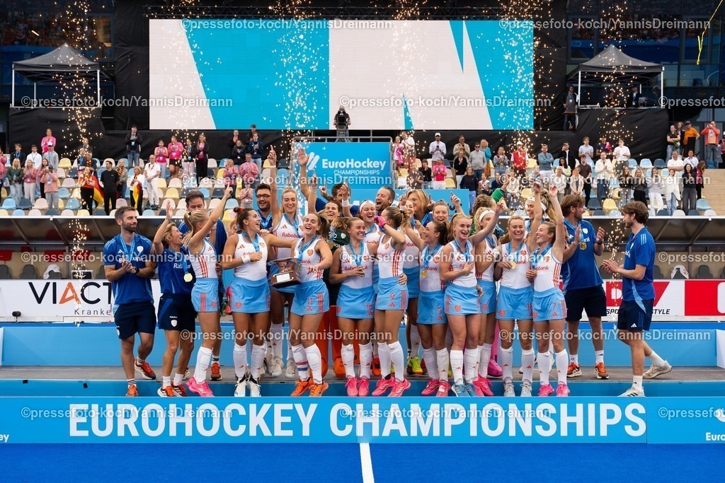 xydrx17082509018 | 17.08.2025, xydrx, Frauen EuroHockey Championship 2025, Finale, Niederlande - Deutschland, Sparkassenpark Mönchengladbach: die Niederländische Nationalmannschaft bejubelt den Sieg im Finale