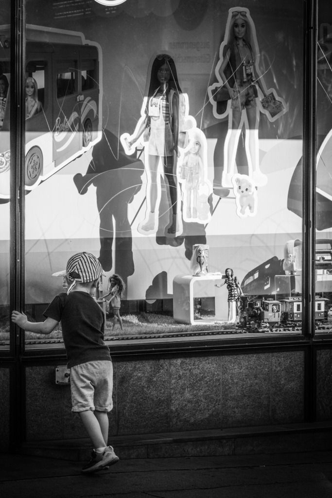 Kind am Franz Carl Weber Schaufenster, Basel | Schöne Fotografien aus der Stadt und der Natur zum bestellen oder selber hochladen. Druck auf Foto, Postkarte, Kalender, FineArt Hahnemühle, Alu-Dibond , Akustikbilder zur Absorption von Schall und Lärm etc. - Realisiert mit Pictrs.com