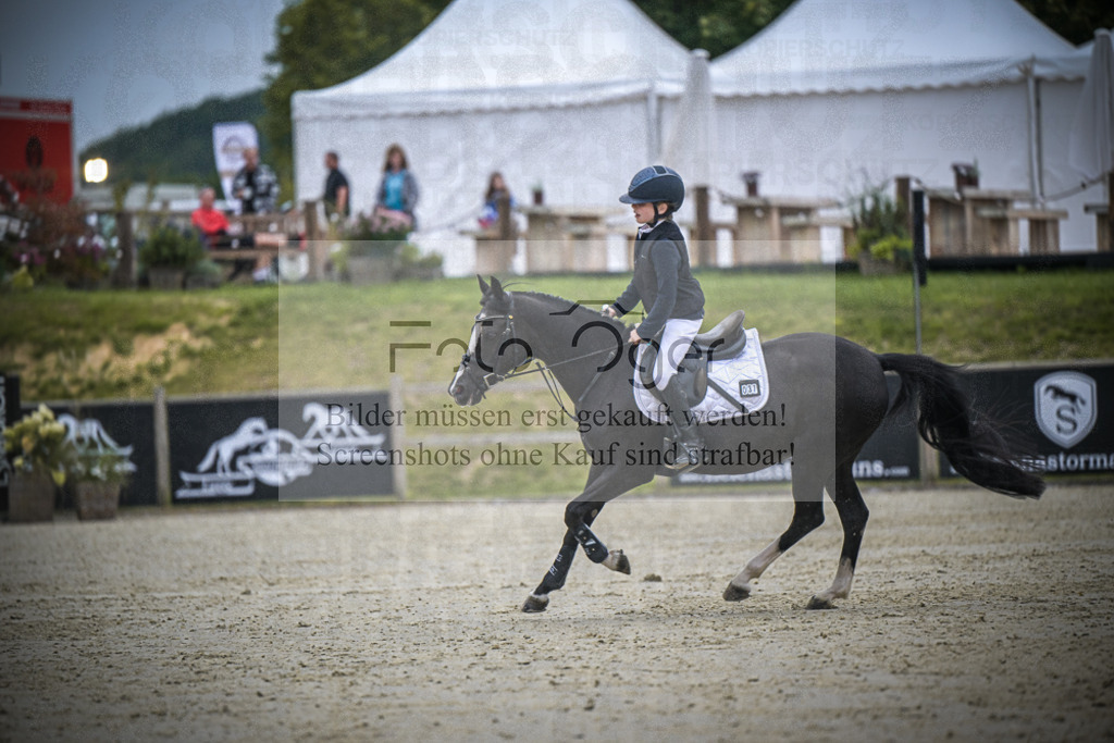 DOS_0442 | Entdecke hochwertige Reitturnierfotos von Foto Oger. Professionell, emotional und authentisch – jetzt Lieblingsmomente im Shop bestellen.Deutschlandweite Turnierfotografie. - Realisiert mit Pictrs.com