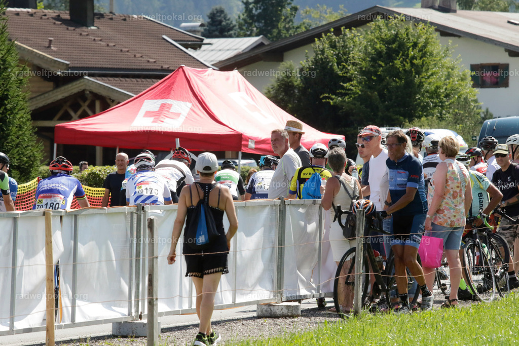 950_20230817_Bewerb_Maenner_Muehlanger | AUT - OESTERREICH, 2023-08-16: SPORT RENNRAD-FAHREN - 55. INTERNATIONALER RADWELTPOKAL IN ST. JOHANN IN TIROL  - Vintage-Radrennen mit WM-Bronze-Medaillen-Siegerin Christina Schweinberger, den Teilnehmer und Alexander Baumann (vom Orginastions-Team) - TAG 2 BEWERB MAENNER IN SECHS GRUPPEN  ; Foto: Roland Muehlanger