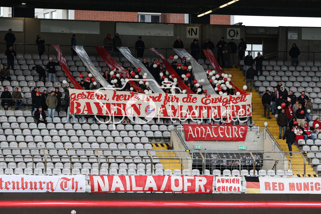 FC Bayern Amateure - TSV Buchbach | Die Fans der Amateure zeigen vor Spielbeginn eine Chore / Ultras / Zuschauer / Pyrotechnik / Pyro / Symbolbild