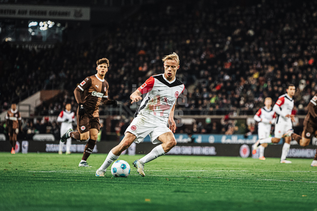 Fußball | Männer | Saison 2024/2025  | Fußball-Bundesliga | 16. Spieltag | FC St. Pauli vs. Eintracht Frankfurt | 11.01.2025 | Oscar Hojlund (#6, Eintracht Frankfurt)