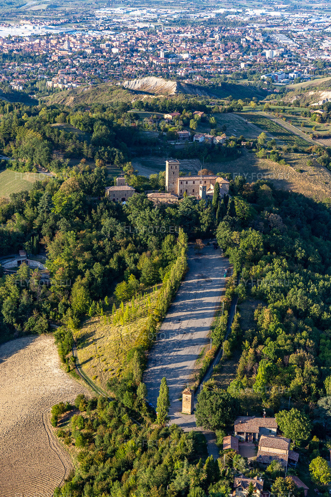 Vue aérienne: Château de Montegibbio Château de Montegibbio à Sassuolo dans le département Modena, Italie. Photo: IMG_134651.jpg prise le 19/09/2022 par Werner Riehm/FLY-FOTO.euRésolution de l'original: 3648 x 5472 pxCastello Di Montegibbio
