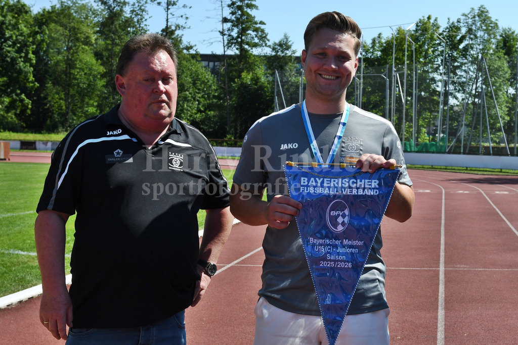 Bayernliga Meister SpVgg GW Deggendorf C-Junioren | Jubelbilder SpVgg GW Deggendorf C-Junioren U15li. sportlicher Leiter Andreas Schäfer mit Meistertrainer Johannes Mautner - Realisiert mit Pictrs.com