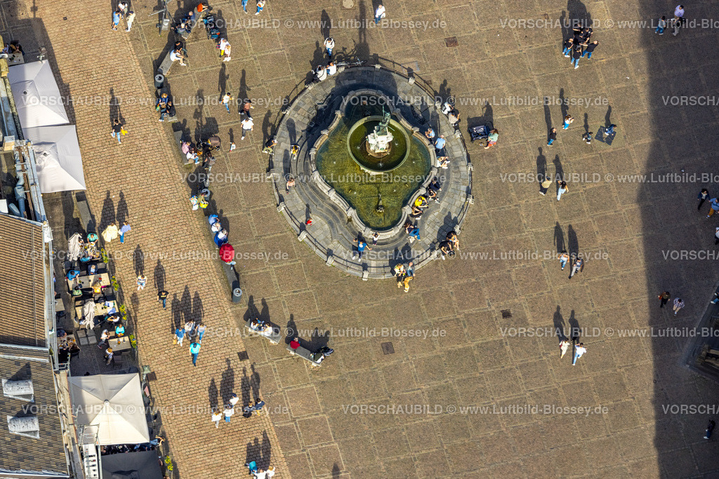 Aachen240403544 | Luftbild, Karlsbrunnen mit Bronzeskulptur Karls des Großen, historische Sehenswürdigkeit, Besucher und Touristen auf dem Marktplatz am Rathaus, Markt, Aachen, Rheinland, Nordrhein-Westfalen, Deutschland