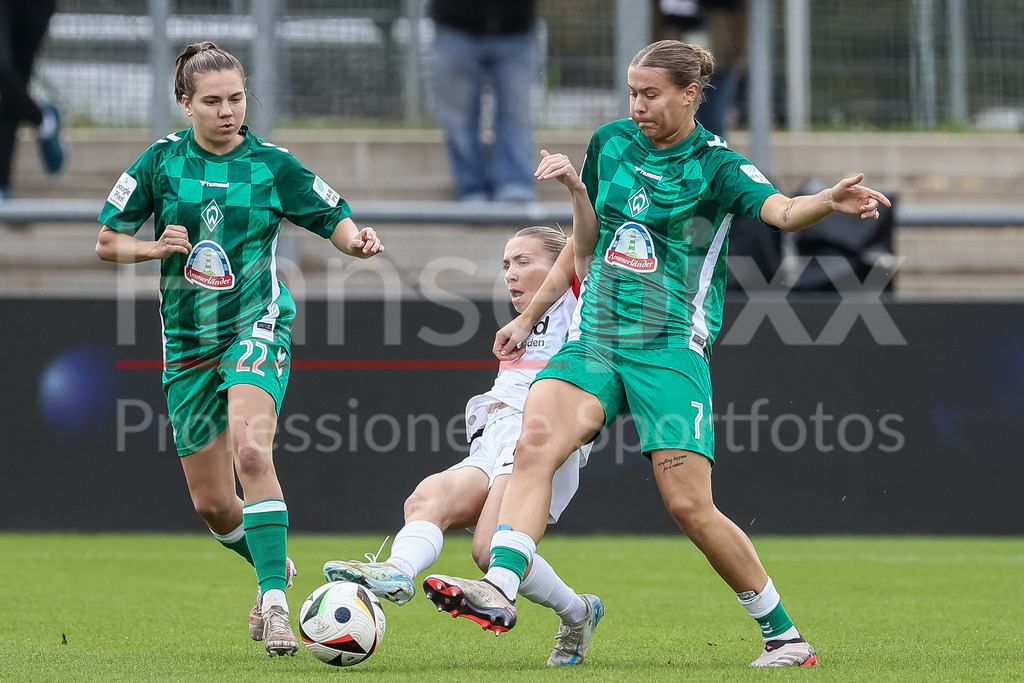 Fussball, Google Pixel Frauen-Bundesliga, Eintracht Frankfurt - SV Werder Bremen | v.li.: Rieke Dieckmann (SV Werder Bremen, 22), Elisa Senß (Eintracht Frankfurt, 6) und Larissa Mühlhaus (SV Werder Bremen, 7) im Zweikampf, Duell, Dynamik, Aktion, Action, Spielszene, DIE DFB-RICHTLINIEN UNTERSAGEN JEGLICHE NUTZUNG VON FOTOS ALS SEQUENZBILDER UND/ODER VIDEOÄHNLICHE FOTOSTRECKEN. DFB REGULATIONS PROHIBIT ANY USE OF PHOTOGRAPHS AS IMAGE SEQUENCES AND/OR QUASI-VIDEO.