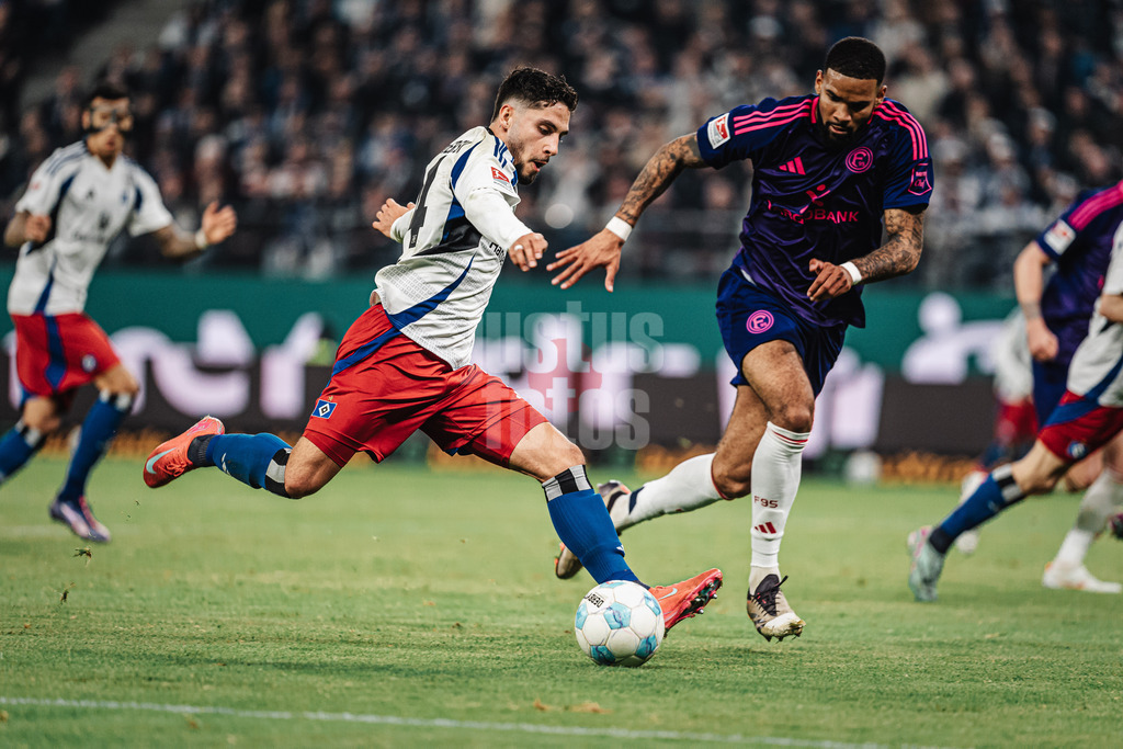 Fußball | Männer | Saison 2024/2025 | 2. Fußball-Bundesliga | 25. Spieltag | Hamburger SV vs. Fortuna Düsseldorf | 08.03.2025 | Ludovit Reis (#14, HSV) schießt den Ball