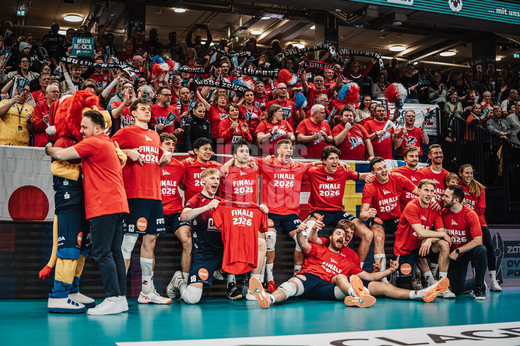Volleyball | Herren | Saison 2025/2026 | 1. Volleyball Bundesliga Männer | DVV Pokal Halbfinale | SVG Lüneburg vs. SWD powervolleys Düren | 16.12.2025 | Die Volleyballer der SVG Lüneburg jubeln nach dem Sieg im Halbfinale und dem Einzug ins zoi DVV Pokalfinale Mannschaftsfoto