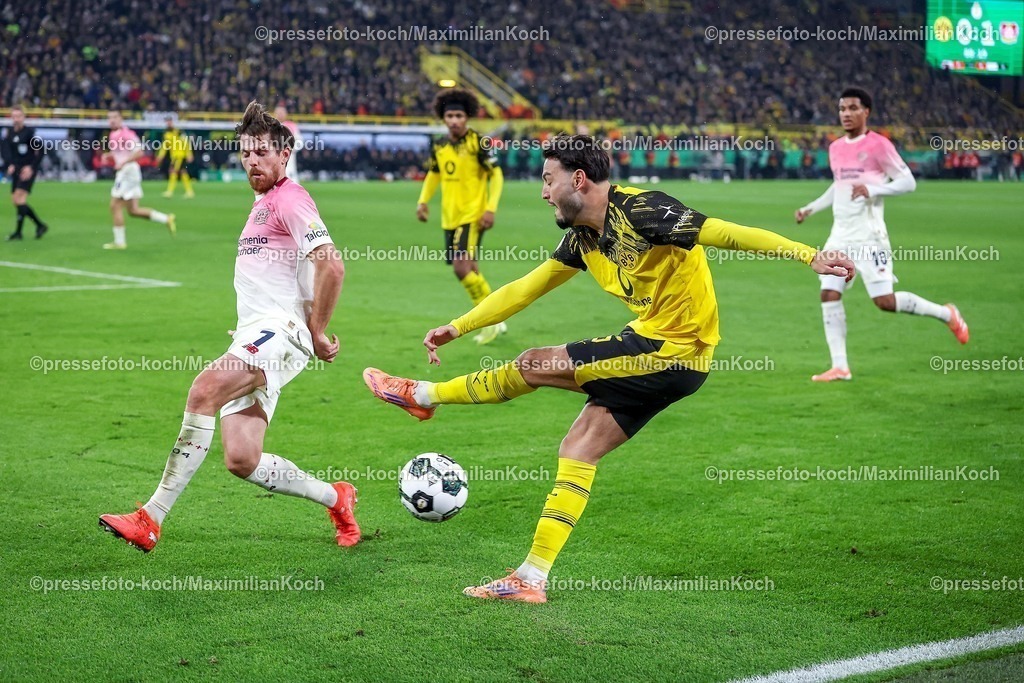 BVB02122501155 | 02.12.2025, Fußball, DFB-Pokal, Borussia Dortmund - Bayer 04 Leverkusen, Achtelfinale, Signal Iduna Park, Saison 2025 2026: Jonas Hofmann (Bayer04 #07) verteidigt im Zweikampf gegen  Ramy Bensebaini (BVB #05) DFB regulations prohibit any use of photographs as image sequences and or quasi-video.