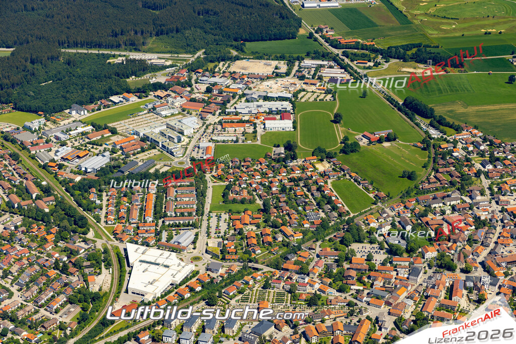 Aktuelles Luftbild von  Holzkirchen - Die Luftaufnahme wurde 2022 mittels UL-Flugzeug erstellt ( keine Drohne ) - hochauflösende Kamera-Systeme von  Canon -Beste Qualität - Für grossformatige Ausdrucke geeignet. Die Geschenkidee !