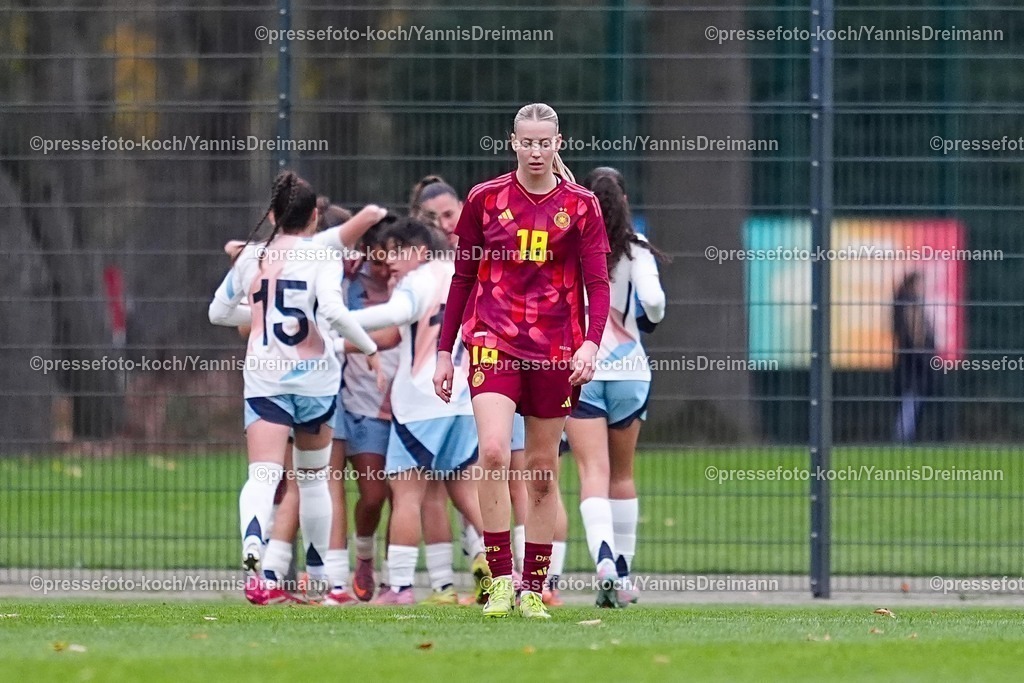 xYDRx02122501035 | 02.11.2025, xydrx, Fußball, Länderspiel, EM-Qualifikation U19-Frauen, Deutschland - Spanien, Sportschule Wedau: Mia-Lena Maas (GER #18) schaut enttäuscht zu Boden nach dem 4:0 für SpanienDFB regulations prohibit any use of photographs as image sequences and or quasi-video.Photo: xYannisxDreimannxPressefotoKochx