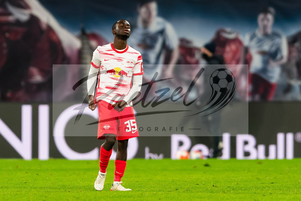 RBLLEV20211128_181 | Fussball, Herren: Solomon Bonnah (RB Leipzig) enttaeuscht bei dem Spiel der 1. Bundesliga zwischen RB Leipzig und Bayer 04 Leverkusen in der Red Bull Arena am 28.11.2021 in Leipzig, Deutschland.DFB / DFL REGULATIONS PROHIBIT ANY USE OF PHOTOGRAPHS AS IMAGE SEQUENCES AND/OR QUASI-VIDEO. - Realisiert mit Pictrs.com