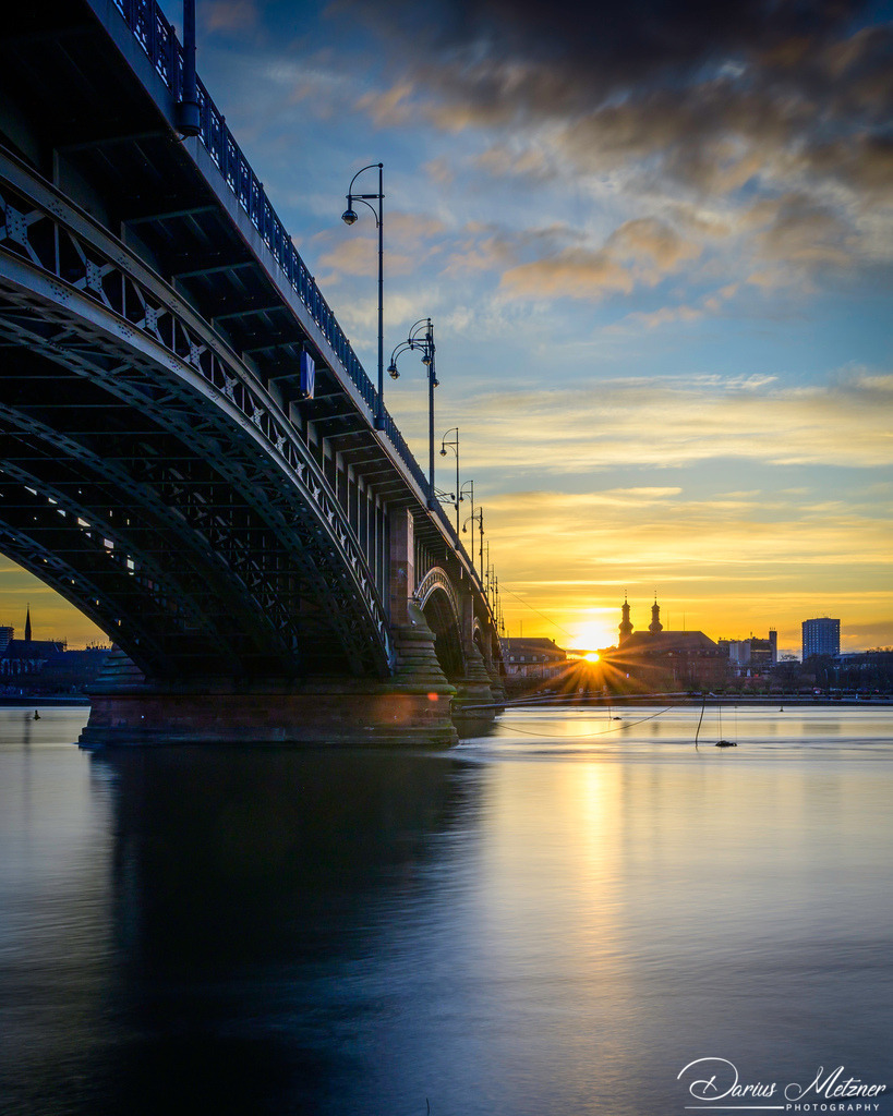 Die Theodor-Heuss-Brücke beim Sonnenuntergang  | Die Theodor-Heuss-Brücke beim Sonnenuntergang