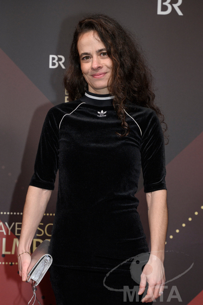 _DWI4944 | Maya Haddad bei der Verleihung des 47. Bayerischen Filmpreises 2026  im Prinzregententheater. München, Deutschland. Der Bayerische Filmpreis wird seit 1979 von der Bayerischen Staatsregierung verliehen, um die Bedeutung des Kinofilms als Kulturgut herauszustellen - Realisiert mit Pictrs.com