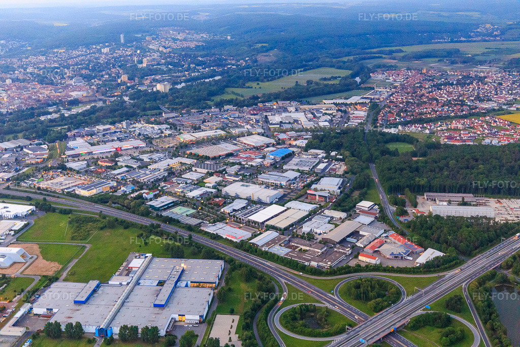 Luftbild: Industriegebiet Hafen-Ost (Friedrich-Rätzer-Straße und Silbersteinstraße) am Abend mit MediaMarkt Schweinfurt, Kunststofftechnik Ros GmbH & Co. KG und MAINCOR Rohrsysteme GmbH & Co. KG in Schweinfurt im Bundesland Bayern in Deutschland. – Foto: IMG_099706.jpg vom 24.05.2017 durch Werner Riehm/FLY-FOTO.de – Auflösung des Originals: 5472 x 3648 px – MediaMarkt Schweinfurt | Dein Elektromarkt vor Ort – Kunststofftechnik ROS GmbH & Co. KG – Maincor Rohrsysteme - Service for You, Made in Germany - Maincor