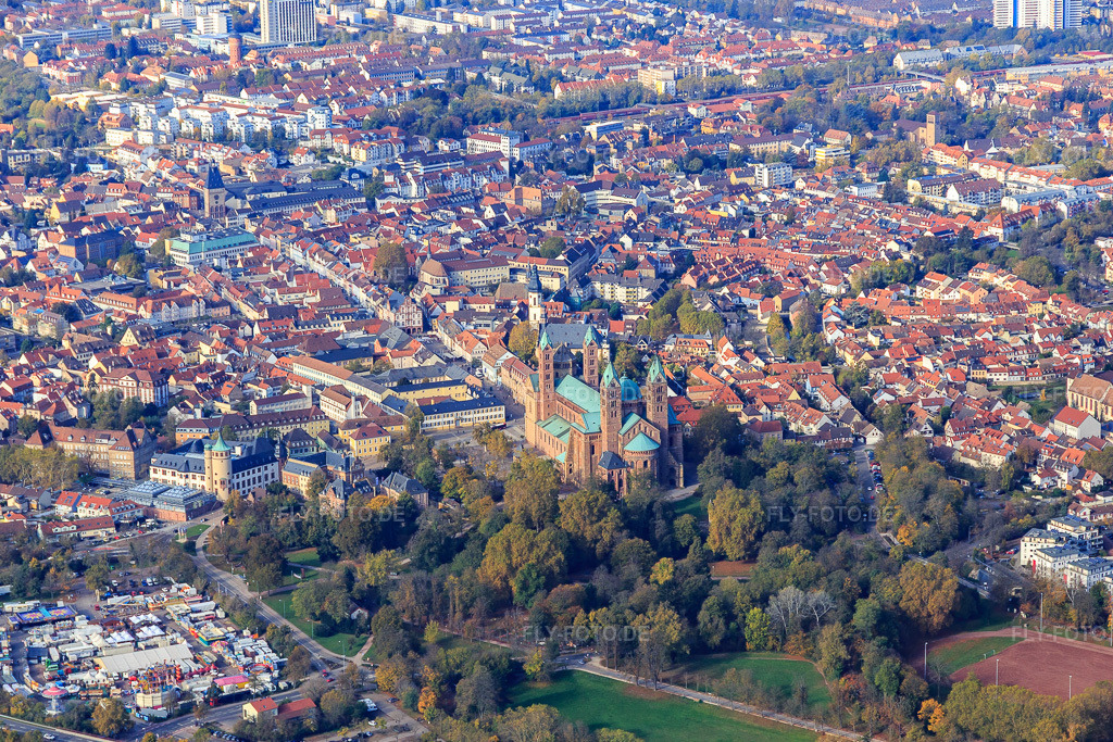 Luftbild: Domgarten und Dom zu Speyer aus Osten in Speyer im Bundesland Rheinland-Pfalz in Deutschland. – Foto: IMG_104252.jpg vom 31.10.2017 durch Werner Riehm/FLY-FOTO.de – Auflösung des Originals: 5321 x 3547 px – Dom zu Speyer – Stadt Speyer