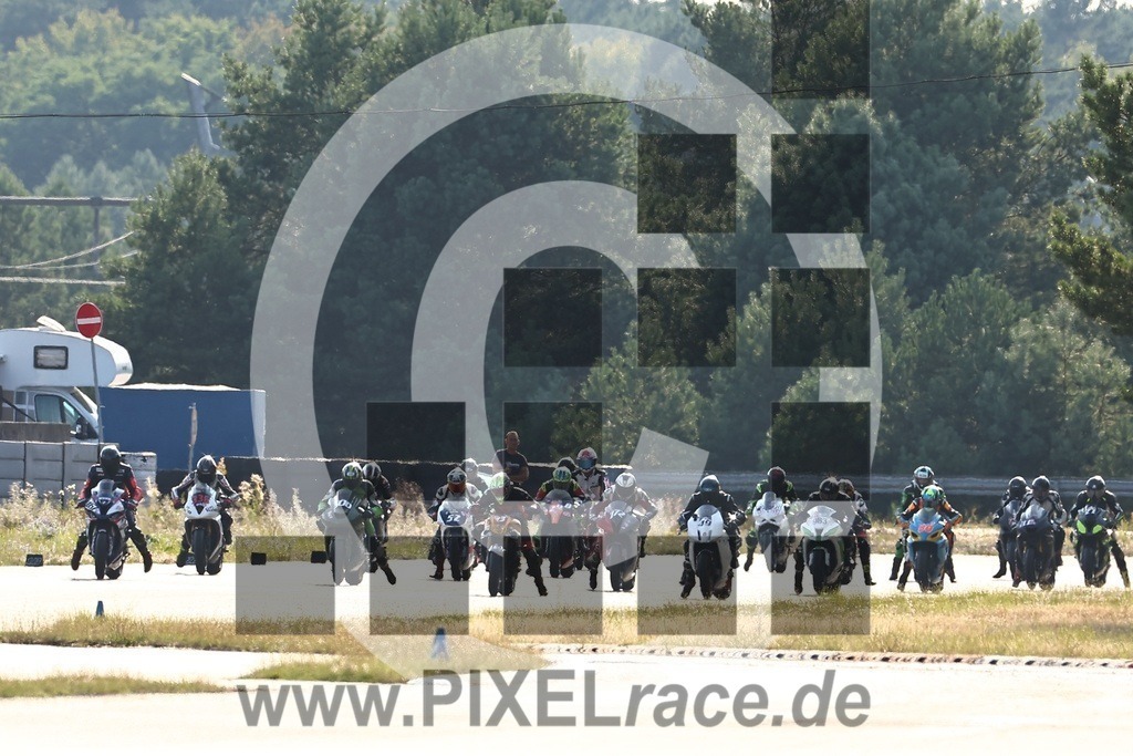 start-20240803_05170 | Schöne Erinnerungen an spannende Momente - das festzuhalten ist unser Job. PIXELrace.de ist seit 2003 auf den Rennstrecken Europas unterwegs um die Action draußen beim Fahren und die wunderbare Stimmung imm Fahrerlager für euch einzufangen.