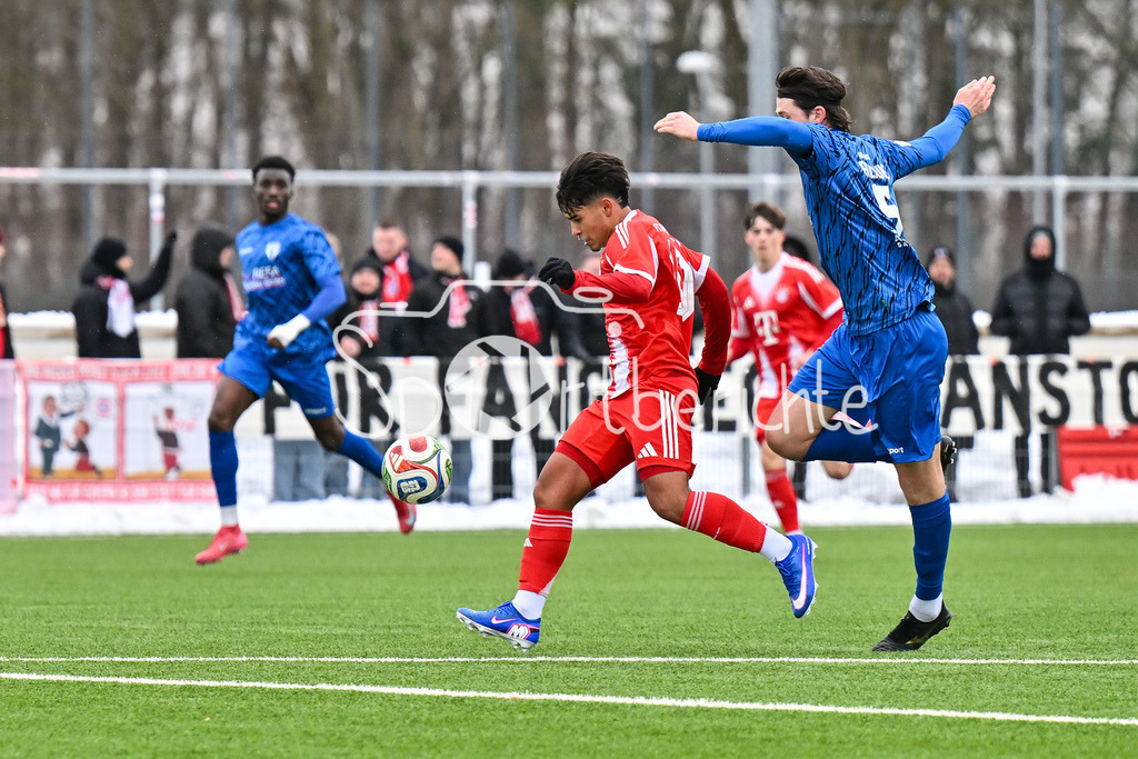 FC Bayern Amateure - SGV Freiberg Fussball | MUNICH, GERMANY - 29. JANUARY: im Duell Paul POLAUKE (SGV Freiberg 5) und Maycon Douglas CARDOZO (FC Bayern München II 10) während dem Testspiel zwischen den Amateuren des FC Bayern und dem SGV Freiberg Fussball am FC Bayern Campus