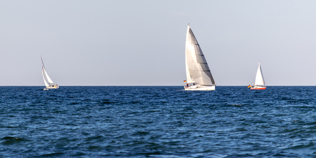 Panorama Wandbild: Segelboote auf der Ostsee  | Dieses Panorama Wandbild zeigt drei Segelboote auf der Ostsee im Licht der abendlichen Sonne. Der Himmel ist wolkenlos. - Realisiert mit Pictrs.com