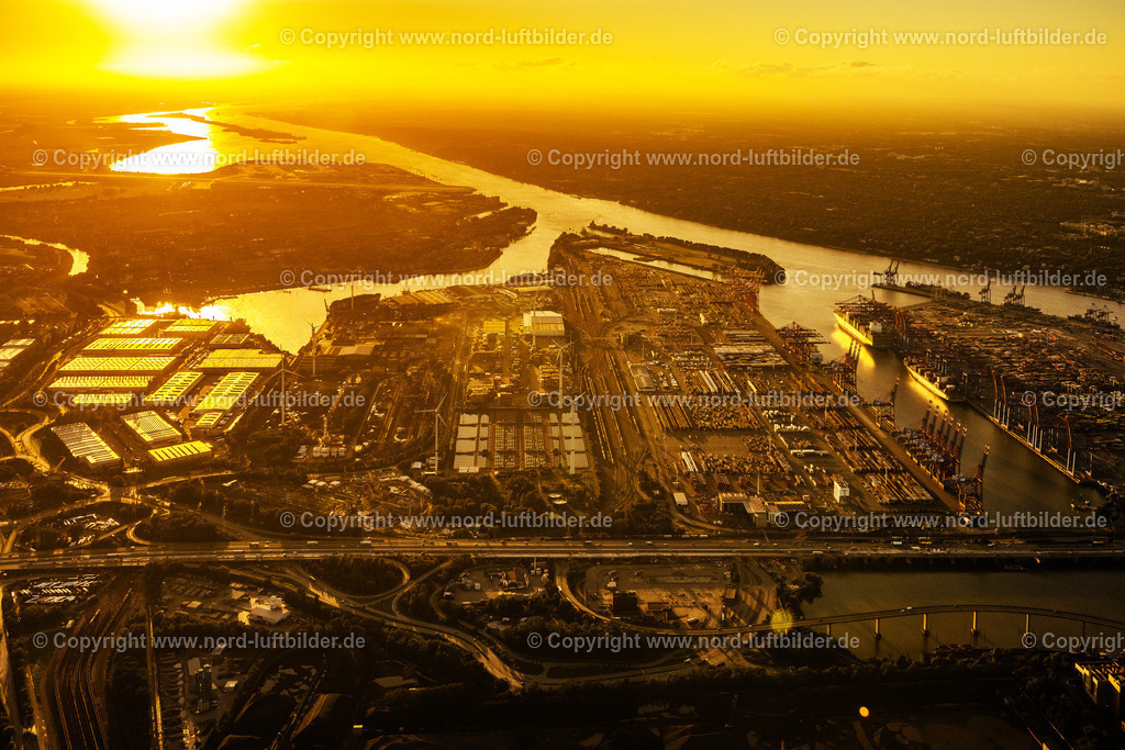 Hamburg_Köhlbrandbrücke_Im_Sonnenuntergang_ELS_3386090823 | HAMBURG 09.08.2023 Köhlbrandbrücke über dem Rugenberger Hafen im Sonnenuntergang in Hamburg-Mitte / Waltershof. Ein Projekt der Hamburg Port Authority HPA. // Koehlbrand bridge over the Rugenberg harbour at sunset in Hamburg-Mitte / Waltershof. A project of the Hamburg Port Authority HPA. Foto: Martin Elsen