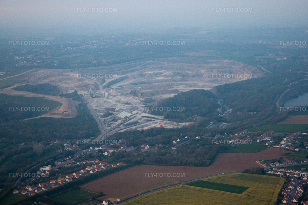 Aerial view: View of the town in Rinxent in the state Pas de Calais, France. – Photo: IMG_40162.jpg taken on 04/17/2011 by Werner Riehm/FLY-FOTO.com – Resolution of the original: 4752 x 3168 px