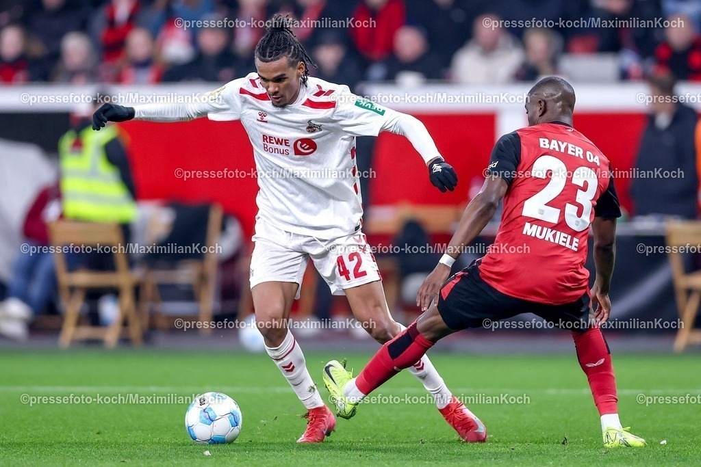 DFB05022501032 | 05.02.2025, Fußball, DFB-Pokal Viertelfinale, Bayer 04 Leverkusen - 1.FC Köln, BayArena, Saison 2024 2025: Torschütze Damion Downs (FC Köln #42) behauptet sich gegen Nordi Mukiele (Bayer04 Leverkusen #23) und trifft zum 1:0. DFB regulations prohibit any use of photographs as image sequences and or quasi-video.