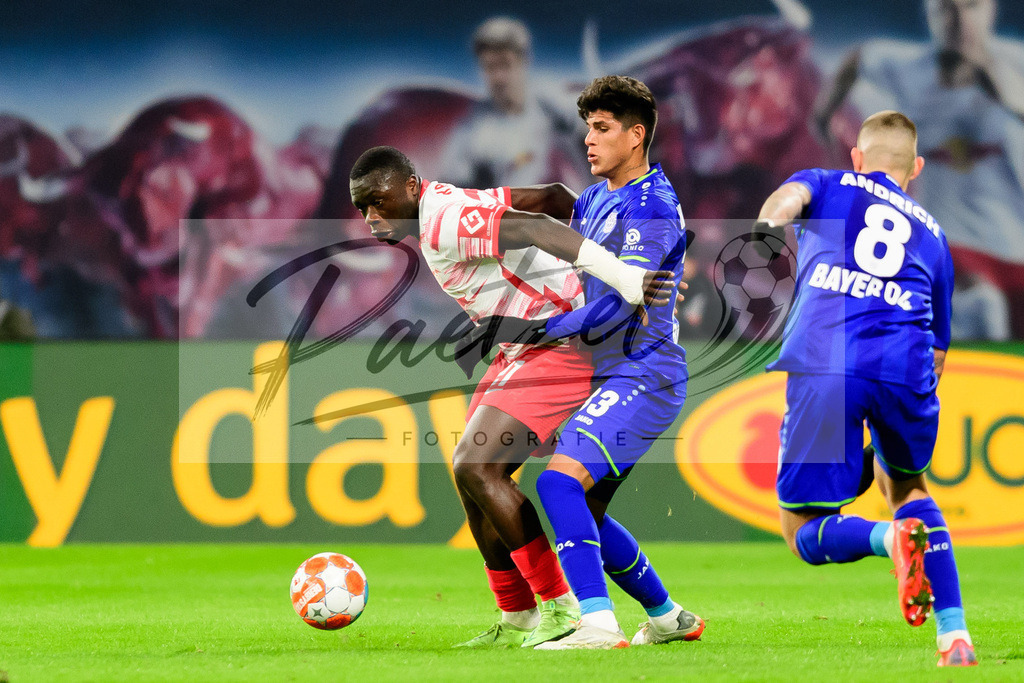 RBLLEV20211128_053 | Fussball, Herren: Brian Brobbey (RB Leipzig) und Piero Hincapie (Bayer 04 Leverkusen) im Zweikampf bei dem Spiel der 1. Bundesliga zwischen RB Leipzig und Bayer 04 Leverkusen in der Red Bull Arena am 28.11.2021 in Leipzig, Deutschland.DFB / DFL REGULATIONS PROHIBIT ANY USE OF PHOTOGRAPHS AS IMAGE SEQUENCES AND/OR QUASI-VIDEO. - Realisiert mit Pictrs.com