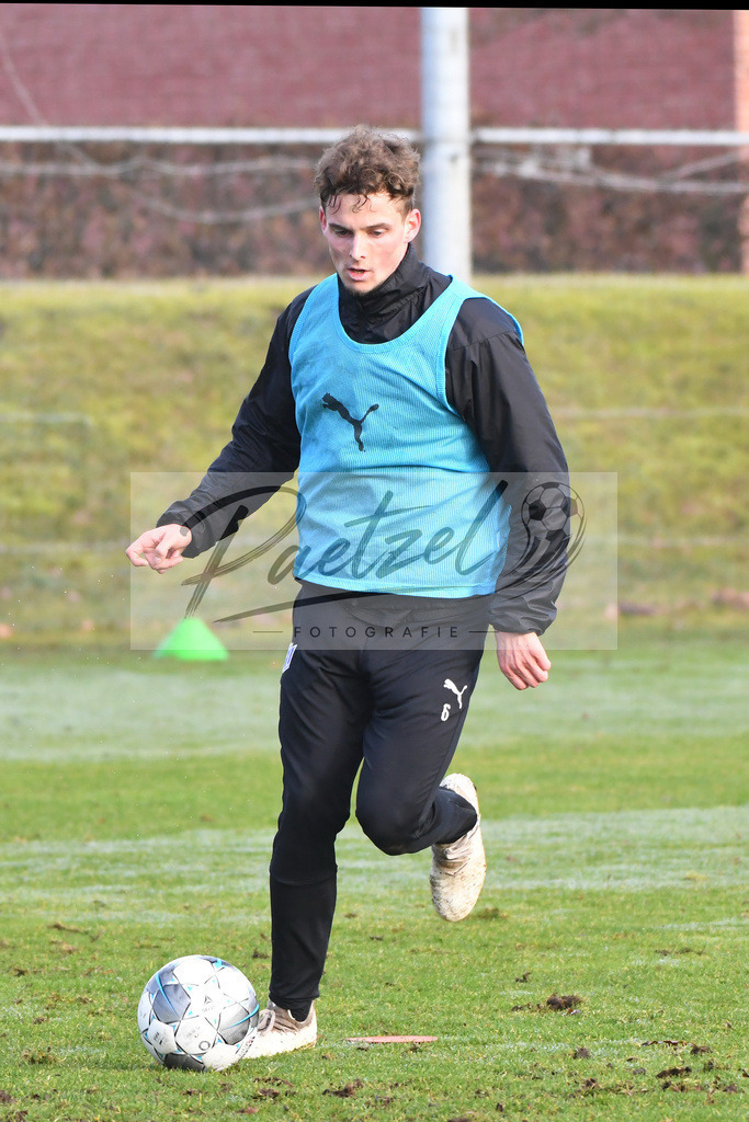 20200126_TRAOSN_0051 | Fußball, Herren: Moritz Heyer (VfL Osnabrück) in Aktion, am Ball, Einzelaktion beim Training des VfL Osnabrück am 26.01.2020 im Sportpark Illoshöhe in Osnabrück, Deutschland.(Foto von Nico Paetzel) - Realisiert mit Pictrs.com