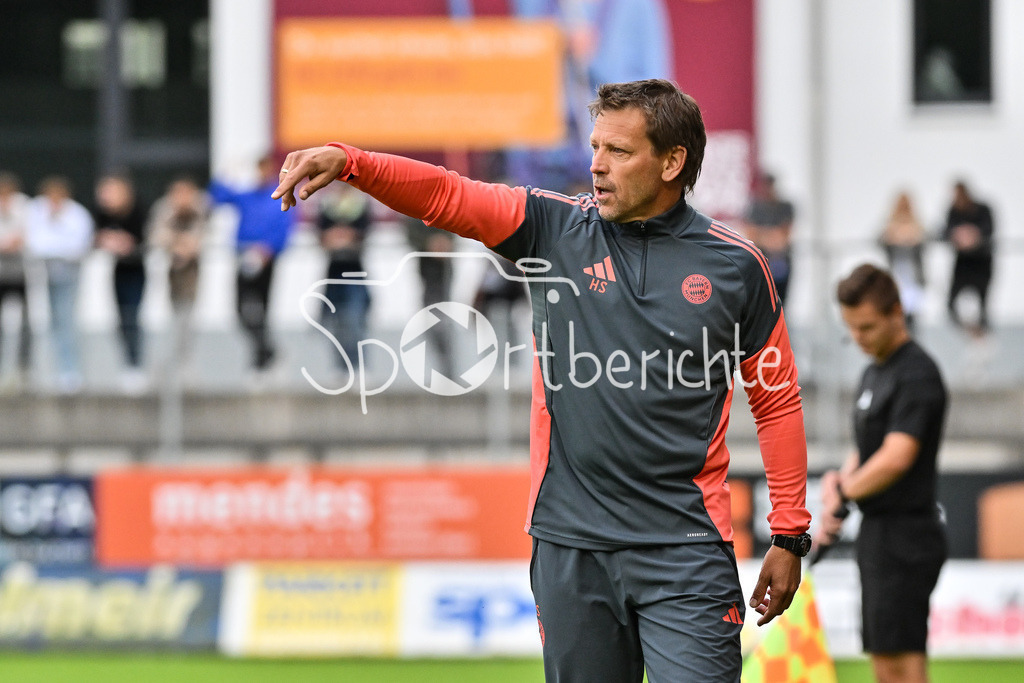FC Memmingen - FC Bayern Amateure | im Bild Holger SEITZ Cheftrainer FC Bayern München II / Einzelfoto / Freisteller / Regionalliga Bayern: FC Memmingen - FC Bayern München II; Arena Memmigen am 29.08.2025