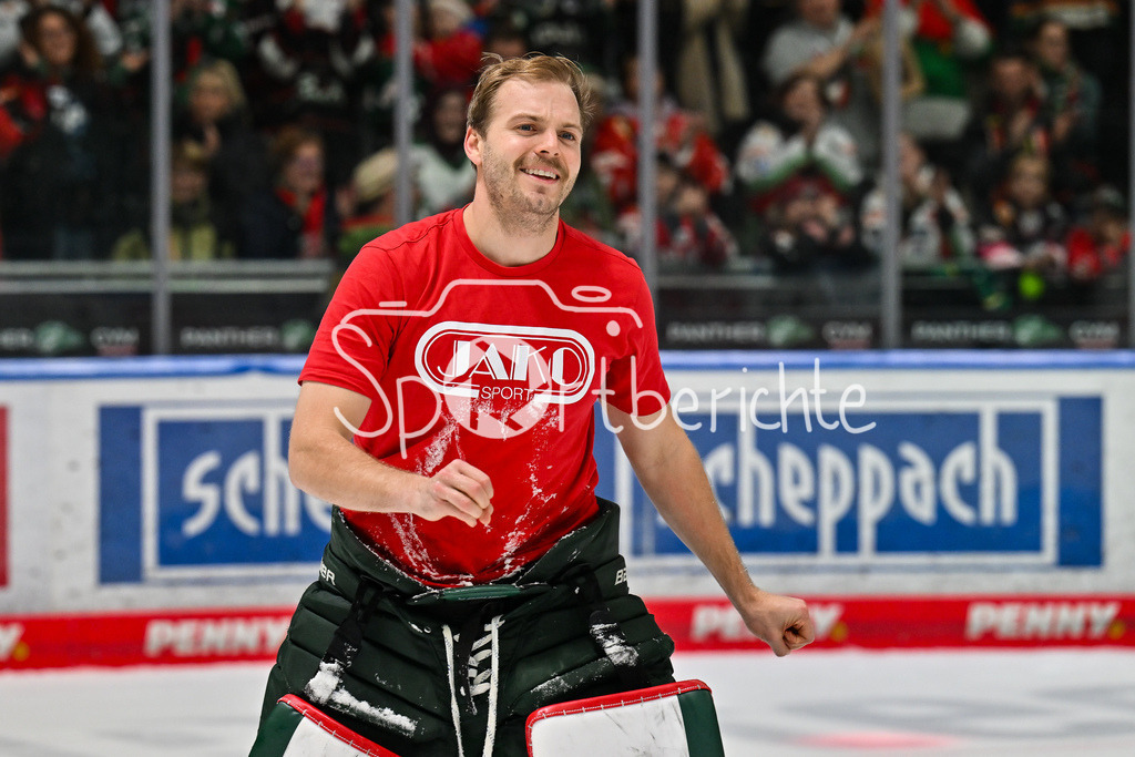 Augsburger Panther - Schwenninger Wild Wings | aUGSBURG, DEUTSCHLAND - 2. NOVEMBER: Die Spieler der Panther feier zusammen mit den Zuschauern den Heimsieg gegen Schwenningen nach dem Ligaspiel zwischen den Augsburger Panthern und den Schwenninger Wild Wings am 17. Spieltag der Penny DEL im Curt Frenzel Stadion am 02.11.2025 /  Michael GARTEIG (Augsburger Panther 34