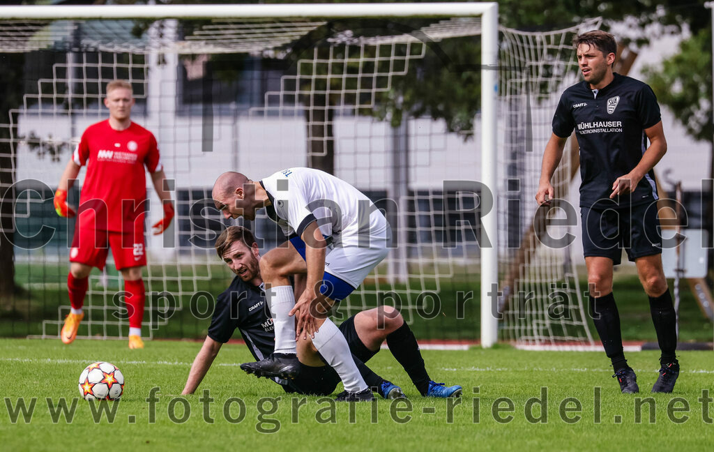 2023-09-03_040_SV_Anzing_gegen_TSV_Ottobrunn | Anzing, Deutschland, 03.09.2023:
Fußball, Kreisliga 2023 / 2024, Testspiel, 3. Spieltag, Endergebnis: 3:0

Alexander Huber (SV Anzing, #19), Simon Pleninger (TSV Ottobrunn, #9), Benno Stadler (SV Anzing, #5)

Foto: Christian Riedel / fotografie-riedel.net