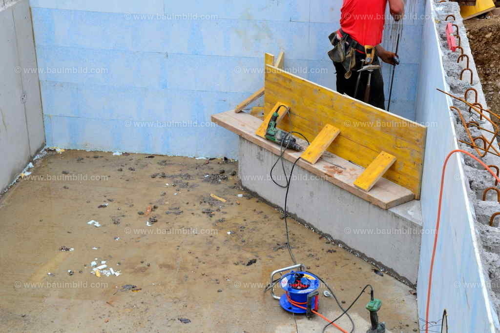 Pooltreppe aus Beton | Ecktreppe aus Beton für Pool aus Styroporwänden, erste Stufe betoniert, mit Schalung für zweite Stufe