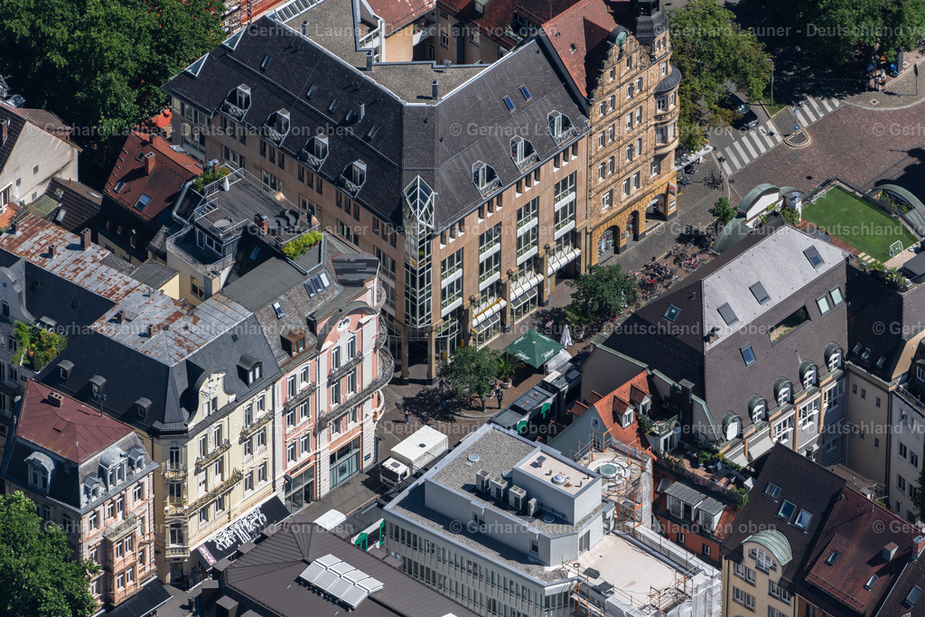4033263 | FREIBURG IM BREISGAU 30.06.2020 Altstadtbereich und Innenstadtzentrum an der Kaiser-Joseph-Straße im Ortsteil Altstadt in Freiburg im Breisgau im Bundesland Baden-Württemberg, Deutschland. // Old Town area and city center on street Kaiser-Joseph-Strasse in the district Altstadt in Freiburg im Breisgau in the state Baden-Wuerttemberg, Germany. Foto: Gerhard Launer