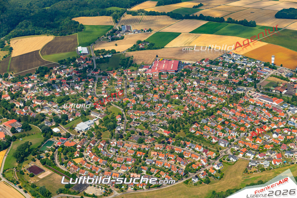 Aktuelles Luftbild von  Wallhausen - Die Luftaufnahme wurde 2022 mittels UL-Flugzeug erstellt ( keine Drohne ) - hochauflösende Kamera-Systeme von  Canon -Beste Qualität - Für grossformatige Ausdrucke geeignet. Die Geschenkidee !