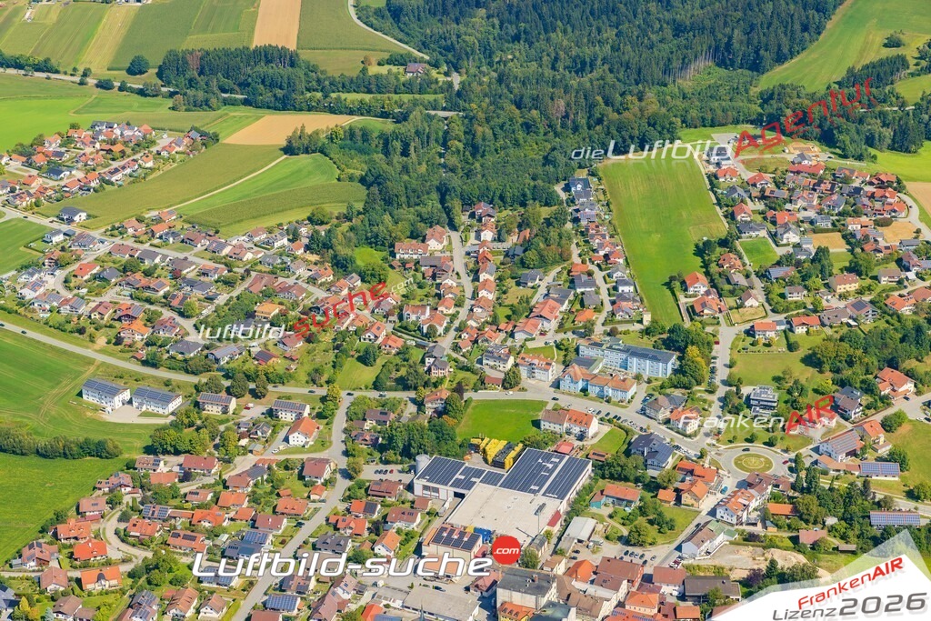 Luftaufnahme von Hutthurm - Die Luftaufnahme wurde 2025 vom UL-Flugzeug heraus erstellt ( keine Drohne ) - Hochauflösende Luftaufnahme - für professionelle Ausdrucke geeignet. Die Geschenkidee !Mit Lizenz und Bildrechte bestellbar