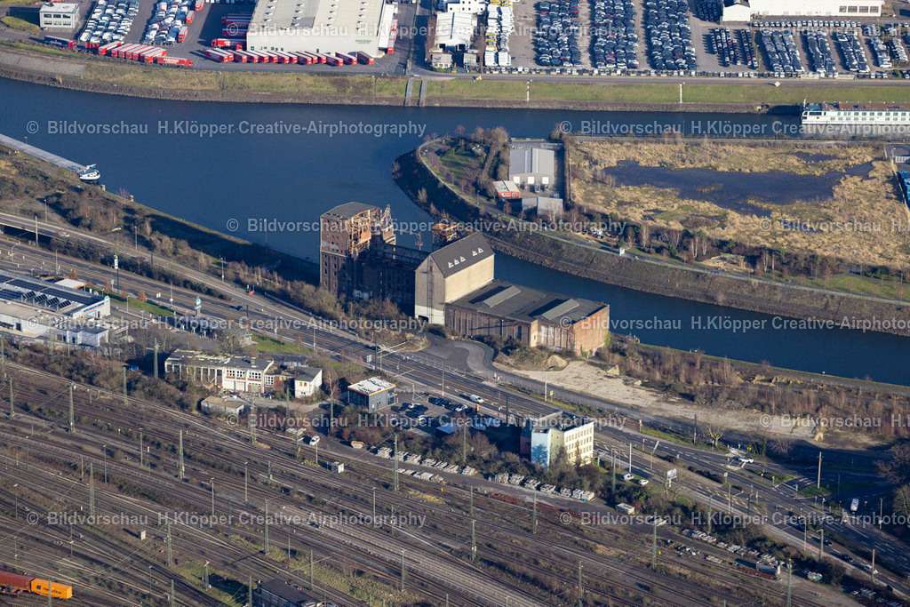 Luftbild Neuss-8989 | Luftbildfotografie Zerstörungen und Schadensbild der Brandreste auf den Lagerplatz- und Abstellflächen " Lagerhalle Neuss Hafen " an der Kaistraße in Neuss im Bundesland Nordrhein-Westfalen, Deutschland - Realized with Pictrs.com