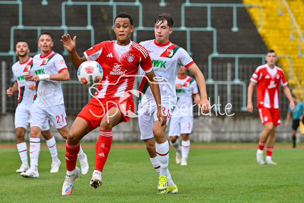FC Augsburg II - FC Bayern Amateure | im Duell Tarek BUCHMANN (FC Bayern Muenchen II 5) und Simon MUEHLBAUER (FC Augsburg II 25) / Zweikampf / Regionalliga Bayern: FC Augsburg II - FC Bayern Muenchen II, Rosenaustadion am 25.07.2025