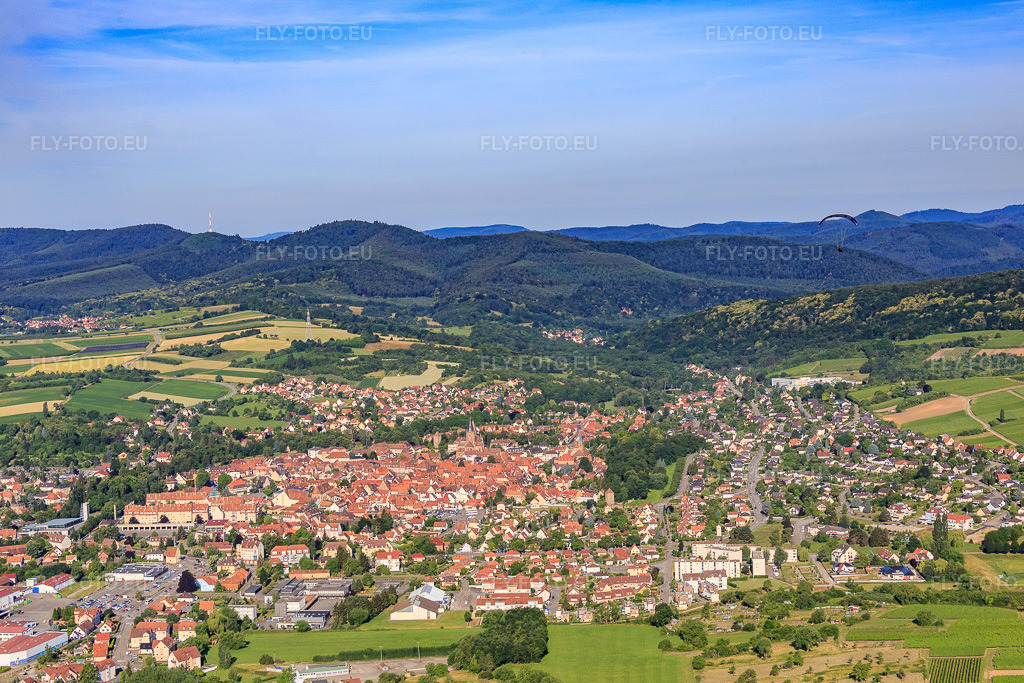 Vue aérienne: Vue de la ville depuis le nord-est à Wissembourg dans le département Bas Rhin, France.Photo: IMG_083055.jpg prise le 26/06/2015 par Werner Riehm/FLY-FOTO.euRésolution de l'original: 5472 x 3648 px