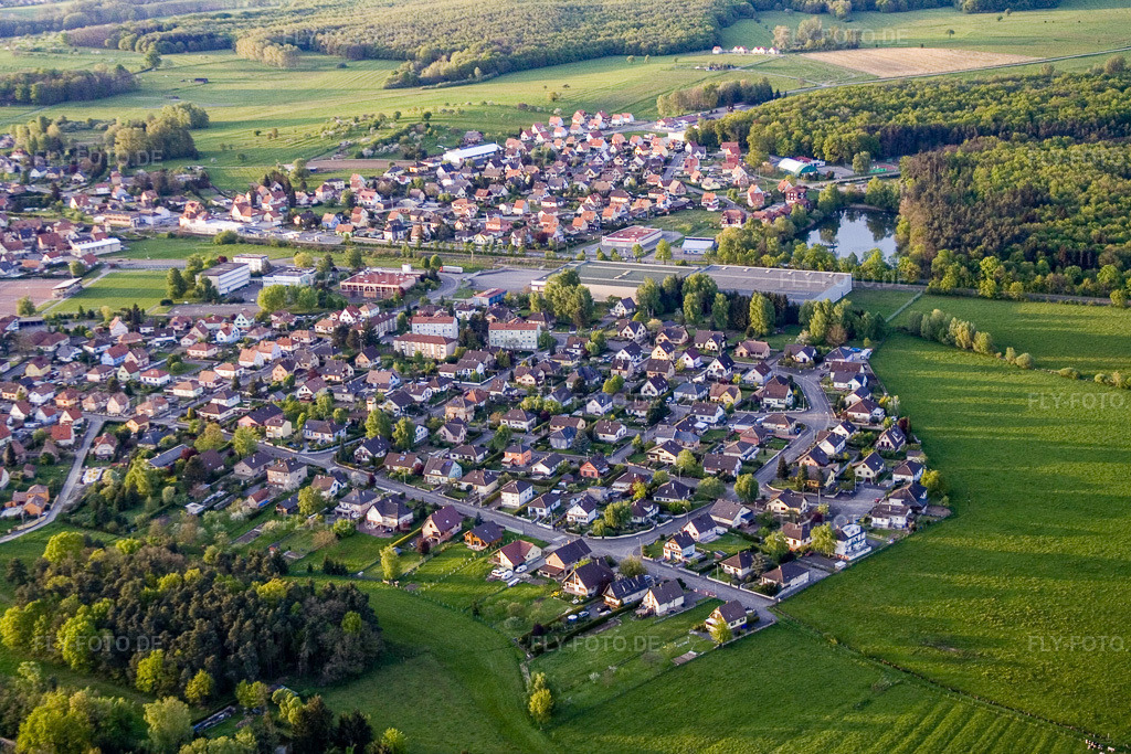 Luftbild: Ortsansicht aus Süden mit Weber industries in Mertzwiller im Bundesland Bas-Rhin in Frankreich. – Foto: IMG_10708.jpg vom 04.05.2008 durch Werner Riehm/FLY-FOTO.de – Auflösung des Originals: 3456 x 2304 px