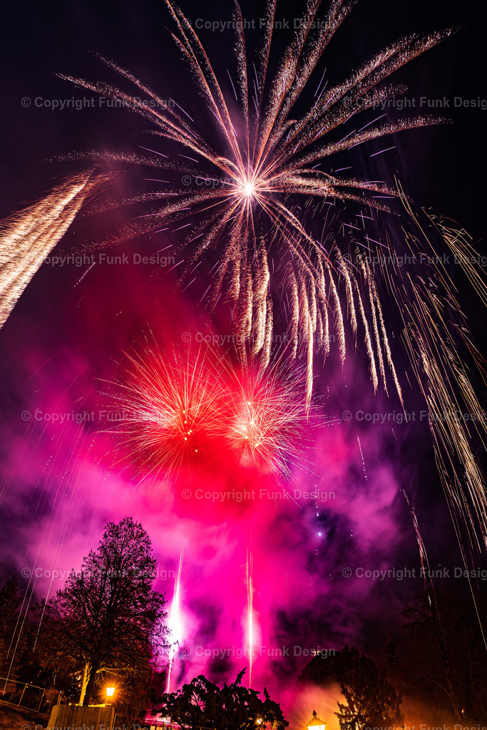 Silvester-Feuerwerk neben dem Casino Baden, Österreich | Entdecken Sie faszinierende Landschaftsbilder aus aller Welt. Von majestätischen Bergen bis zu wunderschönen Seen´n, meine Galerie bietet einzigartige Wandbilder, die jeden Raum bereichern. 