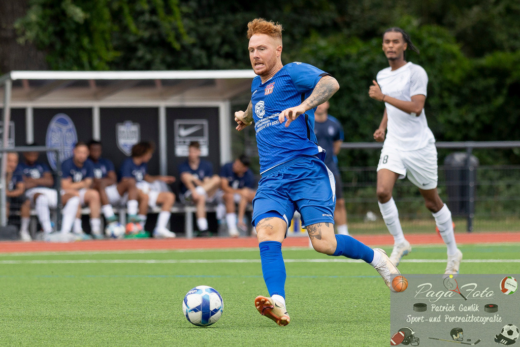 Testspiel: Spvgg. 03 Fechenheim - Türk Gücü Friedberg, 13.07.2024 | Noah Michel (Türk Gücü Friedberg #33) mit Ball, Spvgg. 03 Fechenheim - Türk Gücü Friedberg, Frankfurt am Main, Sportanlage Birsteiner Straße, 13.7.2024 - Realisiert mit Pictrs.com