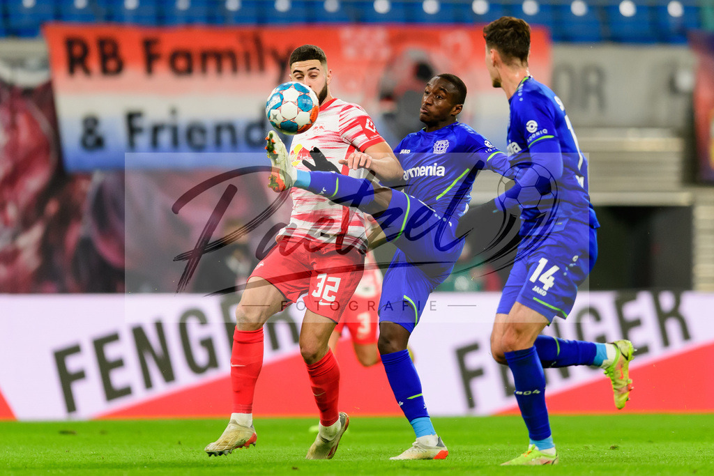RBLLEV20211128_189 | Fussball, Herren: Josko Gvardiol (RB Leipzig) und Moussa Diaby (Bayer 04 Leverkusen) im Zweikampf bei dem Spiel der 1. Bundesliga zwischen RB Leipzig und Bayer 04 Leverkusen in der Red Bull Arena am 28.11.2021 in Leipzig, Deutschland.DFB / DFL REGULATIONS PROHIBIT ANY USE OF PHOTOGRAPHS AS IMAGE SEQUENCES AND/OR QUASI-VIDEO. - Realisiert mit Pictrs.com