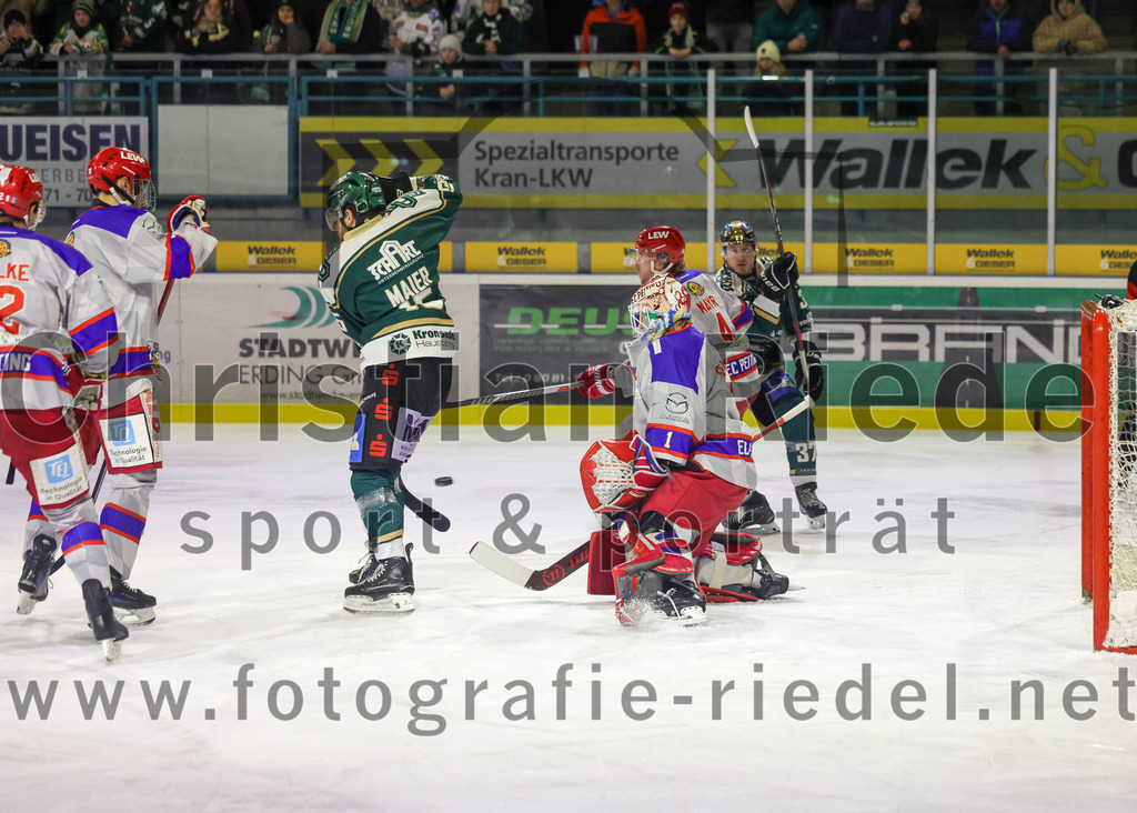 2026-02-15_035_TSV_Erding_gegen_EC_Peiting | Erding, Deutschland, 15.02.2026:Eishockey, Oberliga Süd 2025 / 2026, 47. Spieltag, TSV Erding gegen EC Peiting, Endergebnis: 4:5Elias Maier (Erding Gladiators, #15), Torwart Tommi Steffen (EC Peiting, #1), Simon Mayr (EC Peiting, #4), Thomas Matheson (Erding Gladiators, #37)Foto: Christian Riedel / fotografie-riedel.net