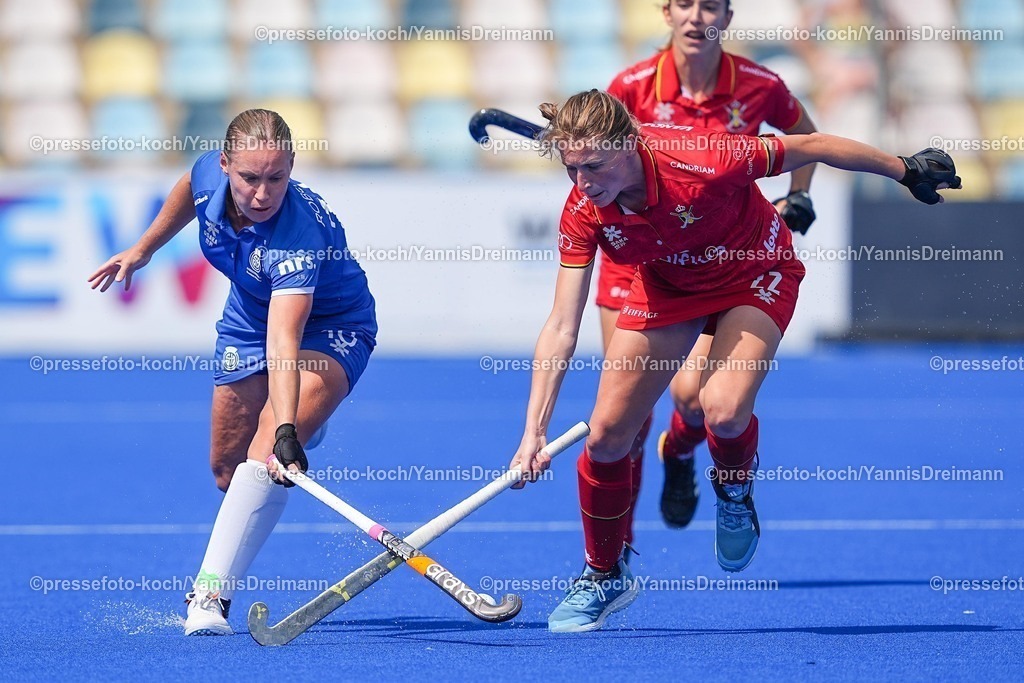 xydrx13082502021 | 13.08.2025, xydrx, Frauen EuroHockey Championship 2025, Gruppenphase, Gruppe B, Belgien - Schottland, Sparkassenpark Mönchengladbach: Sarah Robertson (SCO #10) im Zweikampf gegen Stephanie Vanden Borre (BEL #22)