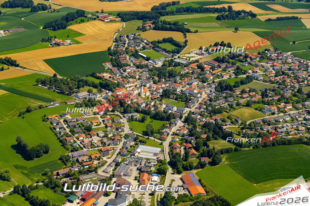 Aktuelles Luftbild von  Buchbach - Die Luftaufnahme wurde 2022 mittels UL-Flugzeug erstellt ( keine Drohne ) - hochauflösende Kamera-Systeme von  Canon -Beste Qualität - Für grossformatige Ausdrucke geeignet. Die Geschenkidee !