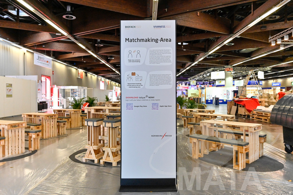 _DW02981 | Das Herz der internationalen Bio-Branche schlug vom 26.–29.07.2022 für vier Tage in Nürnberg. Die BIOFACH, Weltleitmesse für Bio-Lebensmittel, und die VIVANESS, Internationale Fachmesse für Naturkosmetik, meldet sich mit der einmaligen „Summer Edition“ zurück. Groß war die Wiedersehensfreude der über 24.000 Fachbesucher aus 137 Ländern. Im Fokus: Der persönliche Austausch, Networking und vertiefte Gespräche zu den Themen der Zeit. Aber auch: Neuheiten und Trends entdecken und eintauchen mit allen Sinnen in die Produktvielfalt der 2.276 Aussteller aus 94 Ländern. Nürnberg, 29.07.2022 - Realisiert mit Pictrs.com