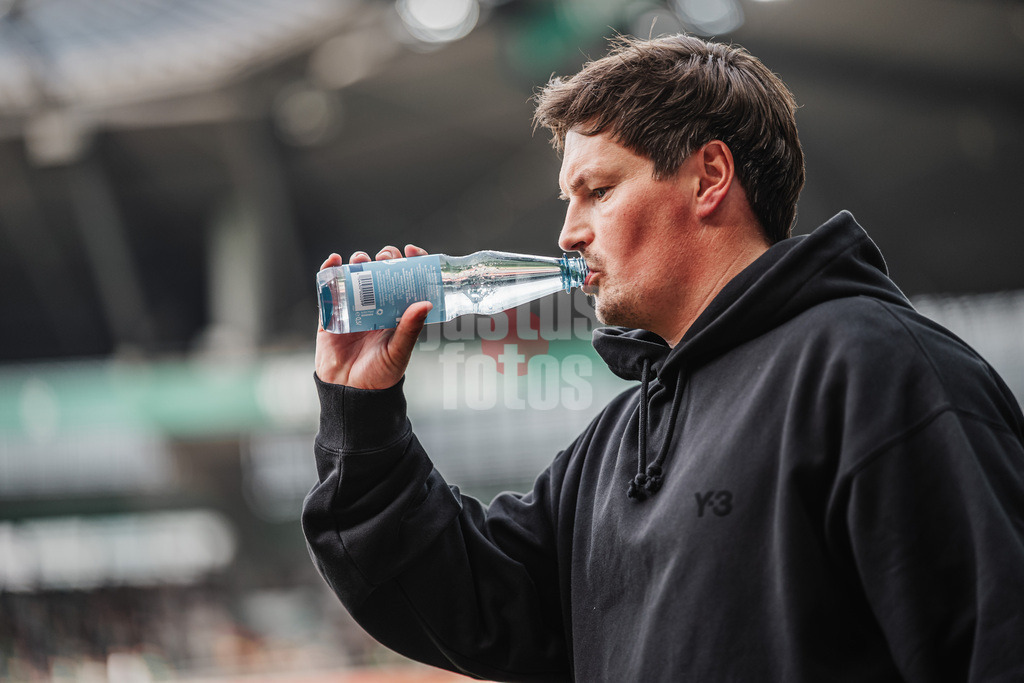Fußball | Männer | Saison 2025/2026 | 1. Fußball-Bundesliga | 30. Spieltag | SV Werder Bremen vs. Hamburger SV | 18.04.2026 | Trainer Merlin Polzin (HSV) trinkt aus einer Wasserflasche