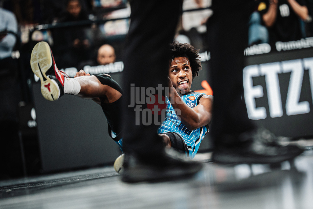 Basketball | Männer | Saison 2025/2026 | easyCredit Basketball Bundesliga | Veolia Towers Hamburg vs. Ratiopharm Ulm | 18.01.2026 | Ross Williams (#34, Hamburg Towers) streckt am Boden die Zunge raus