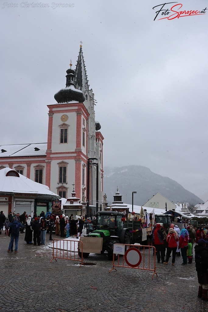 fasching2026-mariazell (62) | Mit meiner Kamera halte ich besondere Augenblicke, faszinierende Landschaften und interessante Details fest. Dabei entstehen ganz unterschiedliche Aufnahmen – von stimmungsvollen Landschaftsfotografien und beeindruckenden Drohnenaufnahmen über Pressefotos - Realisiert mit Pictrs.com