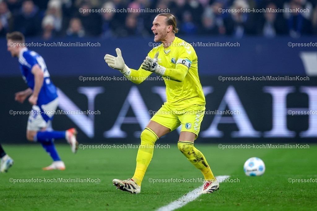 S0401022501036 | 01.02.2025, Fußball, FC Schalke 04 - 1. FC Magdeburg, 2.. Fußball Bundesliga, 20. Spieltag, Veltins-Arena Gelsenkirchen, Saison 2024 2025: Torwart Dominik Reimann (1.FC Magdeburg #1) gestikulierendDFB regulations prohibit any use of photographs as image sequences and or quasi-video.